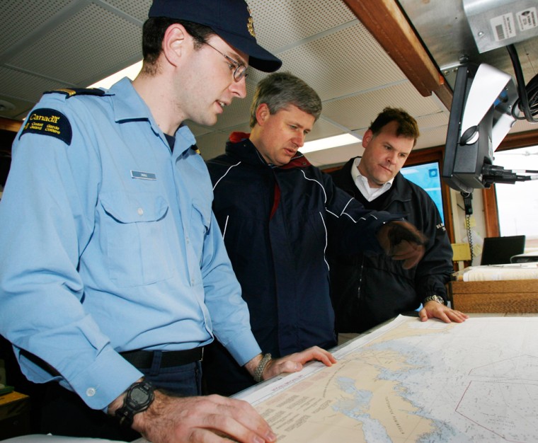 Image: Canadian PM Harper and Minister of the Environment Baird talk to navigator Hull while touring coast guard ship Nahidik in Tuktoyaktuk